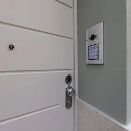 Red - Center & Garage פארמה