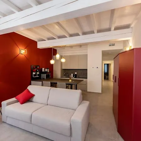 Red - Center & Garage Lejlighed Parma